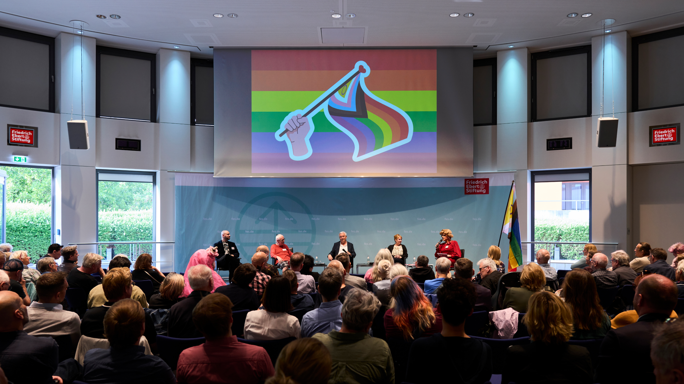 Bühne der Veranstaltung „Ich bin queer. Gut so?!" der Friedrich-Ebert-Stiftung
