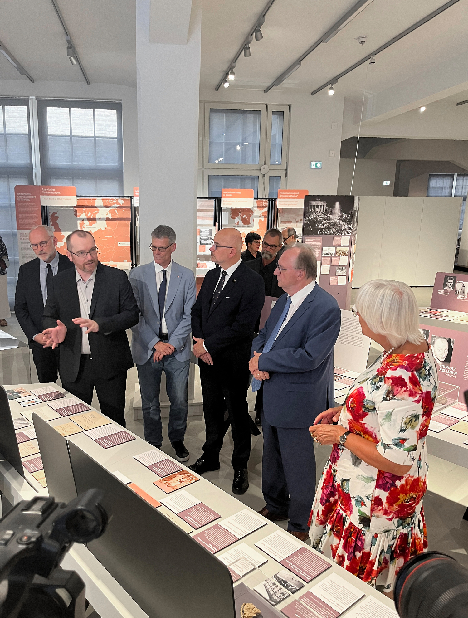 Eröffnung der Ausstellung „Das Reichskriegsgericht 1936–1945“ in Halle mit der Kulturstaatsministerin Claudia Roth, dem Ministerpräsident des Landes Sachsen-Anhalt Reiner Haseloff, dem Ausstellungskurator Lars Skowronski und dem Leiter der Gedenkstätte „Roter Ochse“ Michael Viebig.