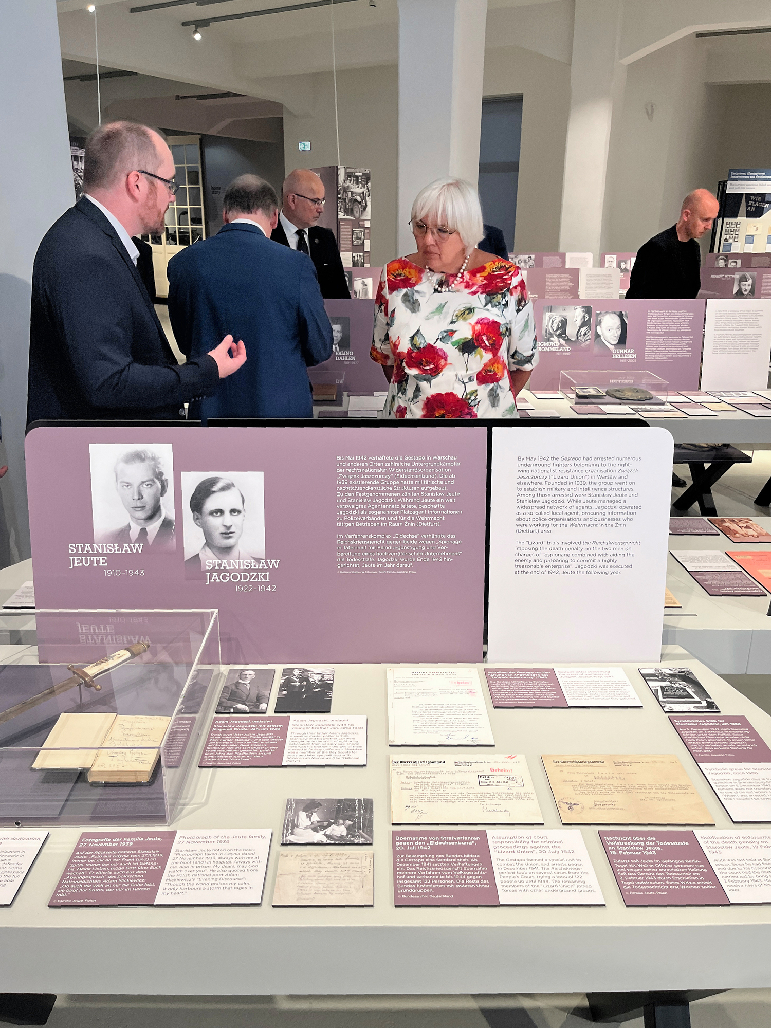 Eröffnung der Ausstellung „Das Reichskriegsgericht 1936–1945“ in Halle mit der Kulturstaatsministerin Claudia Roth und dem Ausstellungskurator Lars Skowronski.